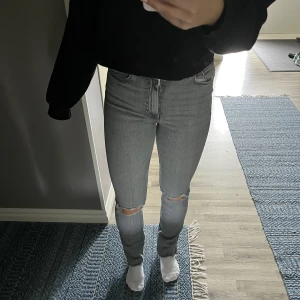 Jeans ZARA - Dessa byxor är i storlek 36 från Zara som varit väldigt populära. Byxan har slitsar längst ner och är även klippta längst ner. Byxorna sitter mycket fint på kroppen med hål på knäna.