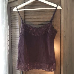 Vintage topp från hm - Så fin vintage topp från hm som inte säljs längre , gillar jättemycket men kommer sällan till användning 💋 Bra skick , fri frakt fram till 10/9 