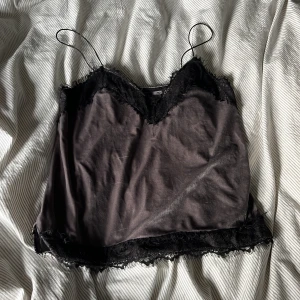 Fint linne - Jättefint linne i sammetsmaterial. Från bershka och köptes för 299 kr.  Säljs inte längre.