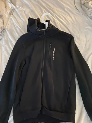 Sail racing Hoodies - Gråa använd ganska mycket, svarta ungefär 5-7 gånger.  Grå i stl 160 svart i stl 170