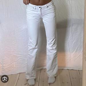 Superfina lågmidjade vita jeans! Jättebra skick, inga fläckar eller defekter förutom en liten liten fläck längst ner på ena benet kolla tredje bilden(första bilden lånad)💗