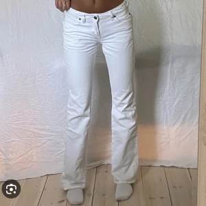 Lågmidjade jeans - Superfina lågmidjade vita jeans! Jättebra skick, inga fläckar eller defekter förutom en liten liten fläck längst ner på ena benet kolla tredje bilden(första bilden lånad)💗