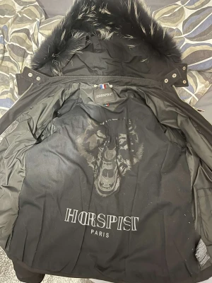 Horspist Jacka. - Säljer min Horspist jacka som är i fint skick och knappt är använd. Pris kan diskuteras!