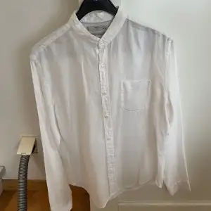 Två linne skjortor från Mango Man, en i marinblå och en vit. Går att köpas separat för 150kr st annars får du båda för 200kr. Den vita är i Small och marinblå Medium. Båda väldigt bra skick då de knappt är använda