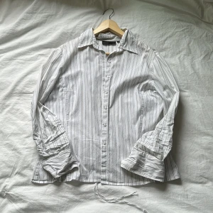 Corset skjorta  - Hej! Säljer denna coola corset skjortan som tyvärr inte kommer till användning. Den är i perfekt skick och har inga hål eller fläckar :) 