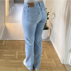 Levis 501 - Fick nyss hem dessa då jag köpte dem av en tjej här på plick men de va tyvärr inte i min storlek. Lånade bilder ifrån samma tjej jag köpte av! 