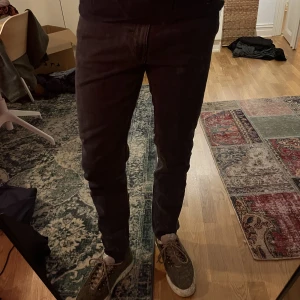 Sunday slim jeans weekday  - Stilrena svarta jeans från Weekday, modellen "Sunday Slim". Storlek 31/32. Bra skick och perfekt för en avslappnad look eller en kväll på stan.