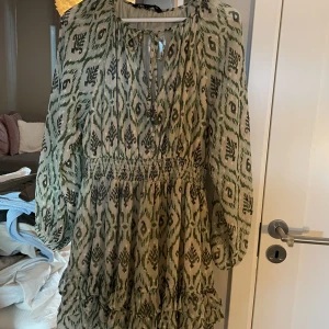 Grönmönstrad klänning Zara - Använd en gång.
