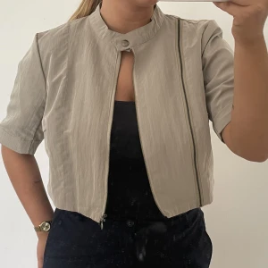 Kortärmad jacka - Super snygg jacka, köpt second hand. Beige färg, bra skick, storlek XL men passar mig bra som är normalt en S/M