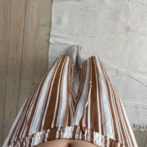 Randiga byxor  - Somriga randiga vida byxor från Gina. Sitter jättefint men har aldrig kommit till användning🤎