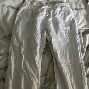 Linnebyxor  - Säljer ett par linnebyxor knappt använda endast förra sommaren då de är för små nu.