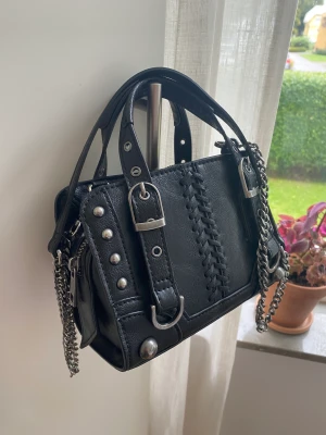 Väska  - Hör av er vid frågor!😊