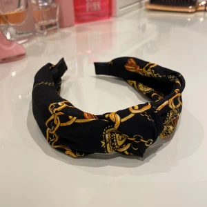 Svart diadem med guld kedje mönster  - Ett svart diadem med guld kedje mönster som är väldigt elegant och söt, kan vara skit snygg att ha till en lite enklare outfit😍 Köpte för länge sedan men använde aldrig /: