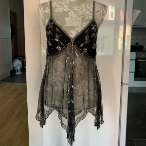 Fest linne - Fest linne från Young Blood, köptes utomlands, men användes aldrig. Storlek M-L, men den passar S också. Jättefina detaljer (paljetter och pärlorna är handsydda). 