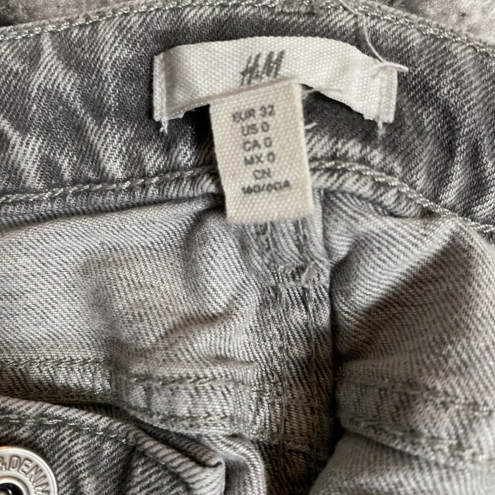 straight gråa hm jeans ny skick! . Jeans & Byxor.