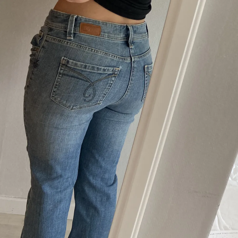 Säljer dessa lågmidjade bootcut jeansen från esprit som aldrig är använda ☺️. Jeans & Byxor.