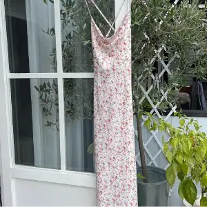 Blommig klänning som aldrig användes till midsommar