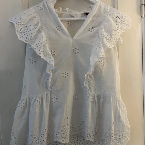 Vit Blus - Säljer nu denna jättefina blusen! sparsamt använd men har varit tvungen att laga den på baksidan (bild 3) därav priset! skriv för fler bilder eller vid frågor! 🤍🤍