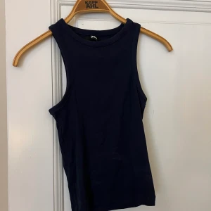 Bikbok linne - Oanvänt bikbok linne i blått. Skönt Stretchigt material. Storlek medium. 