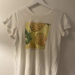 Oversized T-Shirt med ananasar på från H&M i storlek XS. Säljer för 50kr❤️