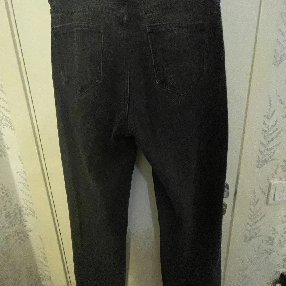 Svarta baggy jeans med hål på knäna. Har använt ett fåtal gånger. Köpte på SHEIN för typ 200kr. Bra kvalite för att va SHEIN. Köparen betalar frakten.. Jeans & Byxor.