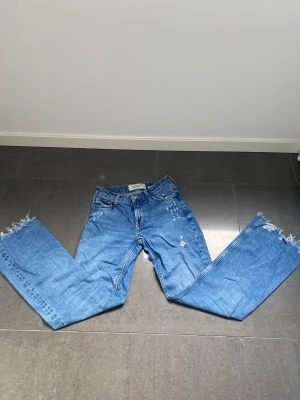 Low waist flare jeans från H&M.  - Välanvända men inte slitna