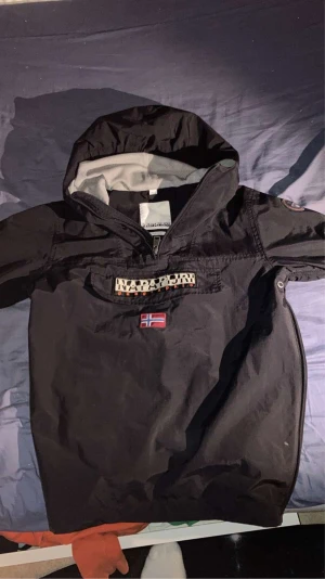 En napapijri vind jacka som är varm - Det är en napapijiri  vindjacka som är i bra skick med inga hål i den