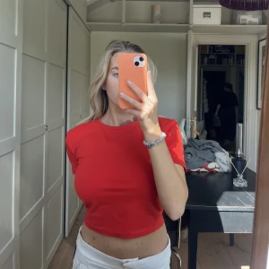 Tight Kortärmad  - Hej hej! Säljer denna tighta kortärmad. Den har endast används ett fåtal gånger. Tröjan är lite som en magtröja och är i storleken S. ❣️