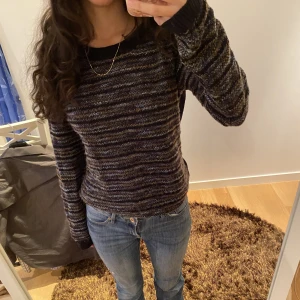 Glittrig tröja - En glittrig tröja med jättecoola och fina detaljer från Noa Noa. I mycket bra skick. XS! ❤️🤗jättefin till hösten! Hör av dig om du har evetuella frågor! 