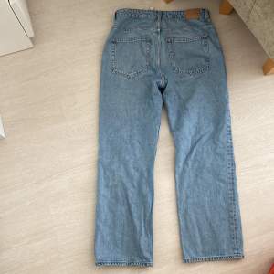 Blåa jeans från Weekday. Som är använda bara ett fåtal gånger. Storlek 31/28. De är luftiga och mycket sköna och mjuka på. Med mycket snygg passform. Nypris 600kr (Pris kan diskuteras)