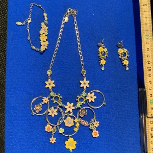 Helt set från Pilgrim - Set med armband, halsband och örhängen från Pilgrim Design. Oanvänt. Borde vara från 2004-2005 kollektionen. 