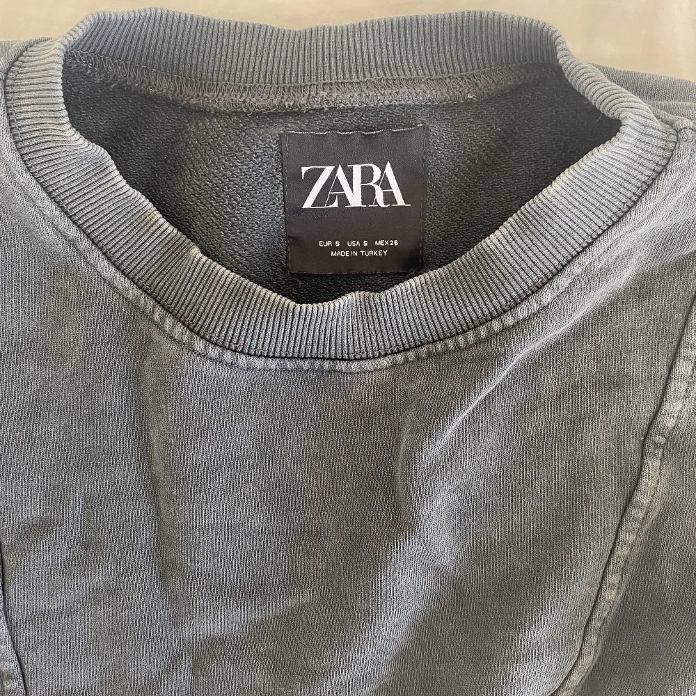 Jättefin grå tröja från zara. Säljer på grund av att den inte kommer till användning. Storlek S men passar även storlek XS. Jättebra skick❣️. Tröjor & Koftor.