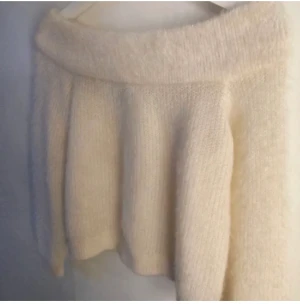 Off shoulder tröja🤍 - Så mysig lurvig off shoulder tröja🤍 Perfekt nu till hösten och vintern💕 Står XS i den men funkar abslout till S med! Hör av dig för fler bilder eller frågor!😇