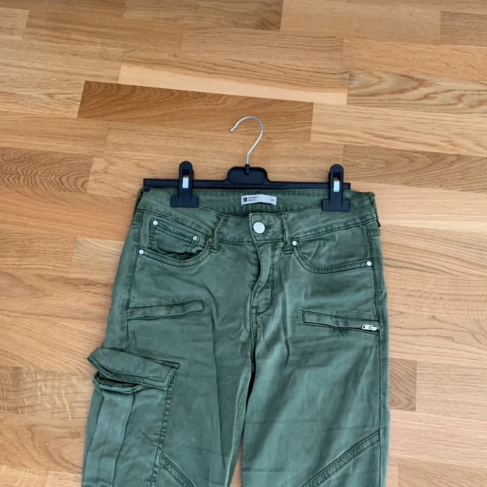 Gröna cargo jeans med detaljer  Från Gina tricot . Jeans & Byxor.