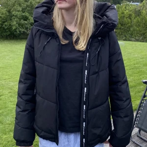 Khujo jacka - Khujo vinterjacka i svart med fickor och luva. Sparsamt använd, storlek S i svart. 