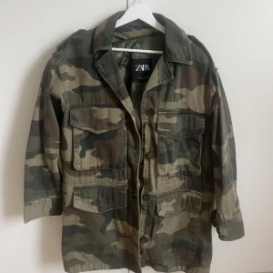 Camo Jacka - Jättefin lättare jacka från Zara. Säljer pga kommer inte till användning längre. Storlek XS men passar lite mer som S 🤩💕💕😊