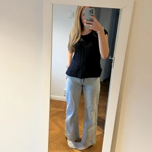 Monki jeans - Monki jeans storlek 26, långa! Går självklart att sy upp! Superfin form Högmidjade men går enkelt att sy eller bara ha en tröja över! 