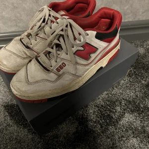 New Balance 550 - Säljer nu mina gamla New Balance 550 red då de är för små. Skicket syns på bilderna. Storlek EUR 44. UK 9 1/2. 
