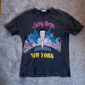 Zara t-shirt - T-shirt från zara med coolt tryck!!