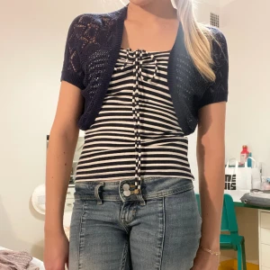 Sött kofta  - Super sött mörkblå tunnt stickad kofta 