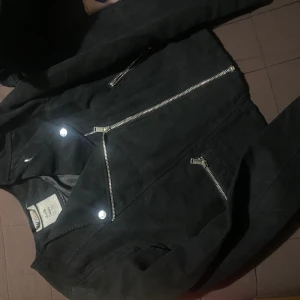 Jacka - En väldigt fin kort jacka  Barn storlek men passar bra som xs också  Nyskick 