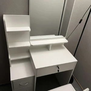 Smink bord - Jag har tyvär köpt fel smink bord, smink bordet har aldrig användts och är helt sprillans ny. Om du vet att du inte har någon plats och sminka dig i så är det här smink bordet det bästa för dig, stolen är super bekväm också! 