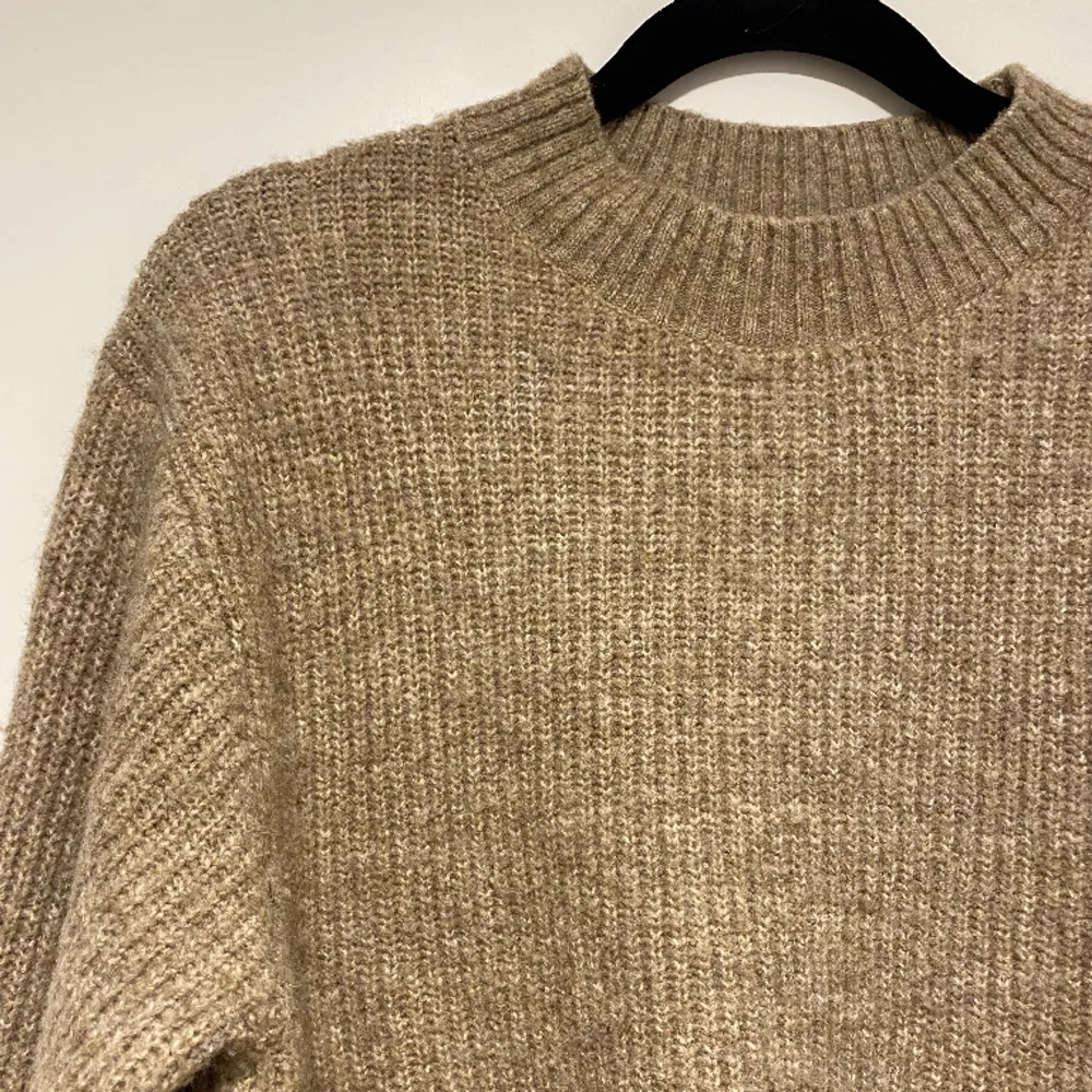 Säljer denna beiga, stickade tröjan från HM i storlek XS🫶🏼 nästintill oanvänd så i superbra skick!!. Stickat.