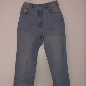 Jeans - Blåa jeans Korta i benen Sitter som en smäck