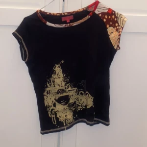 Babytee  - Supersöt topp/t-shirt i liten modell med snyggt tryck och unika detaljer❤️Passar XS/S. Skriv vid funderingar och kolla in mina andra annonser😇