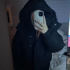 Sixt June dunjacka - Svart dunjacka från Sixt june storlek S. Den är varm och skön och har fin luva🫶🏻