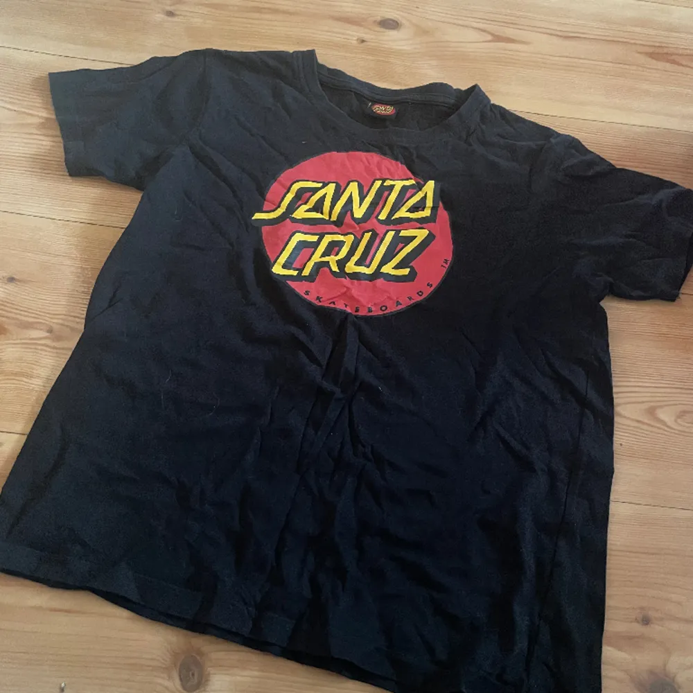 t-shirt från santa cruz, storlek 12-14 år, men passar en xs :). T-shirts.
