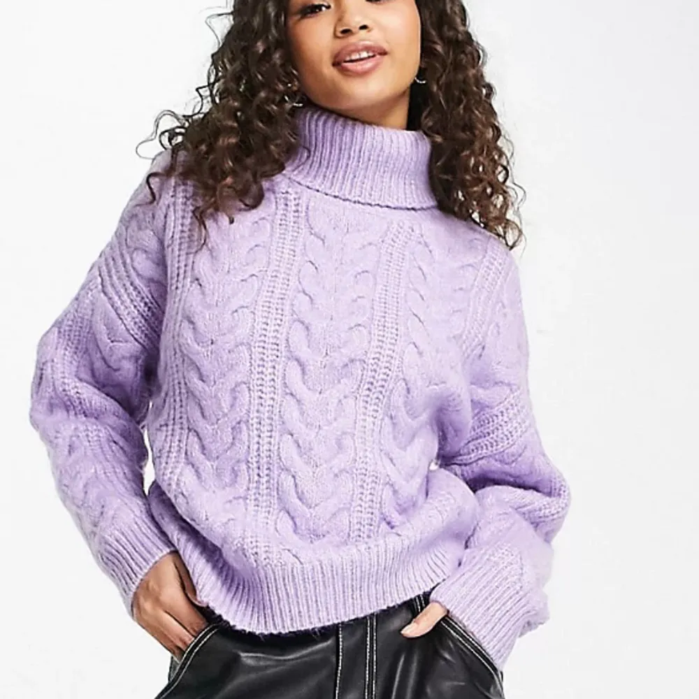 Super fin pastell lila tröja från vero moda, slutsåld på deras hemsida! Använd 1 gång då jag insåg att jag inte gillar krage på tröjor! Köpt för 550kr och är som helt ny✨ . Tröjor & Koftor.