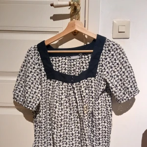 Gullig topp - Gullig topp som är jätte fin. Har däremot en fläck som man kan se på 3 bilden men gåt nog att ta bort i tvätten. Anars ser den nästan helt ny ut. 🤍