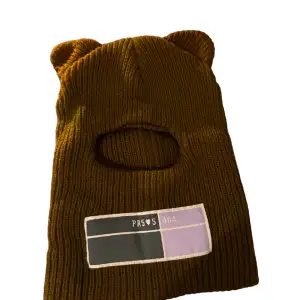 De här är en mask/mössa med teddybjörn öron på toppen tjocky material som håller dig kall under vintern